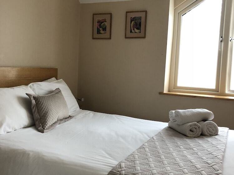 펜션 The Eyre Square Townhouse