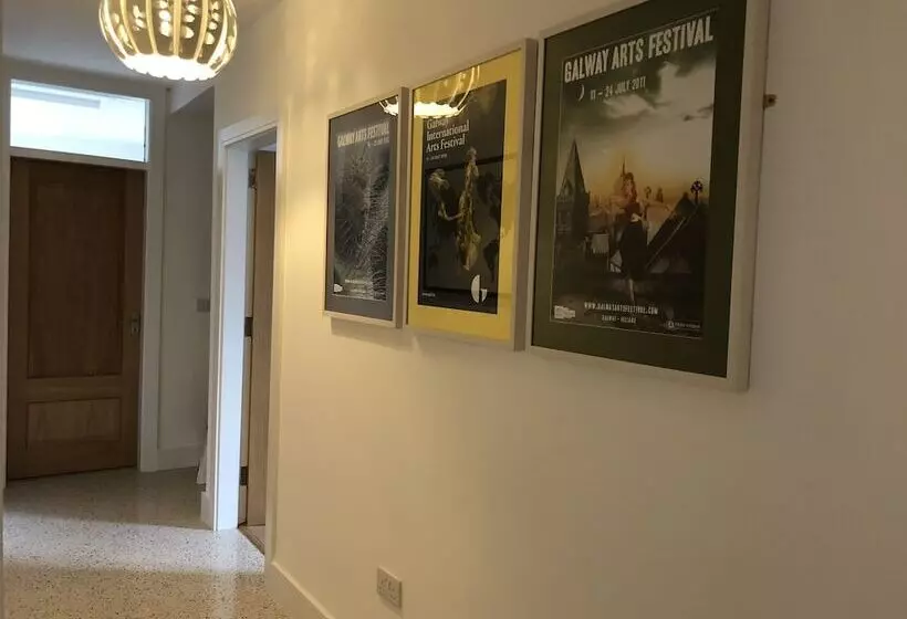 펜션 The Eyre Square Townhouse