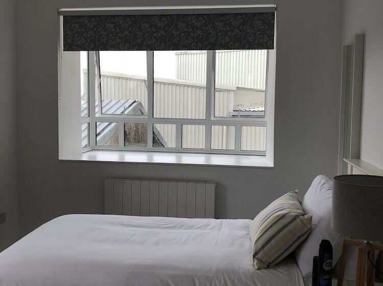 펜션 The Eyre Square Townhouse