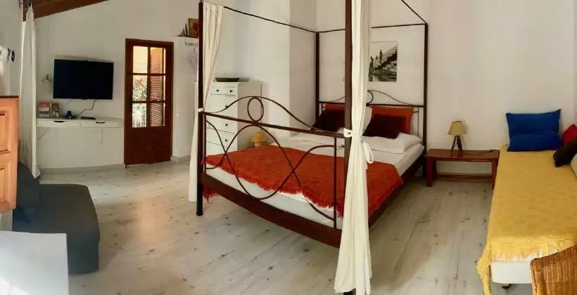 Aamiaismajoitus (B&B) Dachterrassenzimmer In Romantischem Landhaus Mit Pool