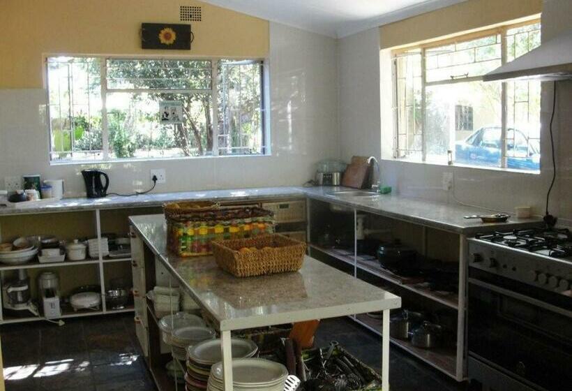 بنسيون Angela S Guest House