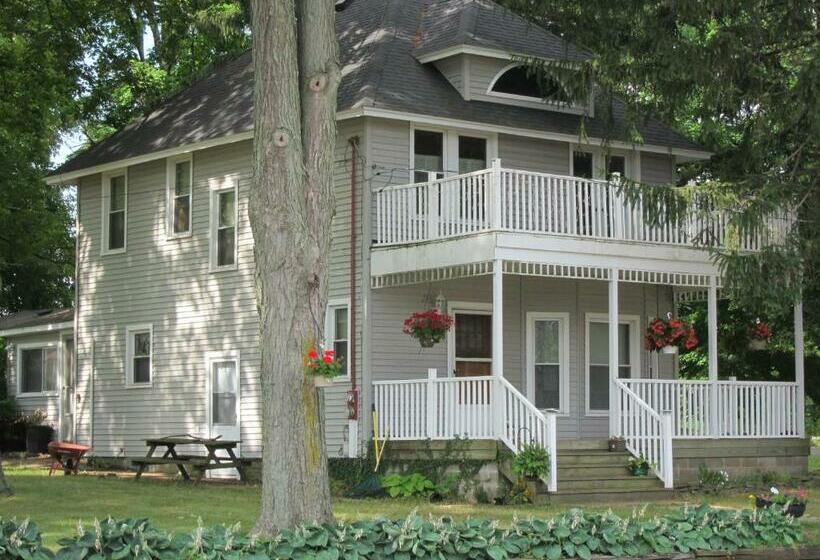 Hostel Devil S Lake Inn And Devil S Lake Inn Too