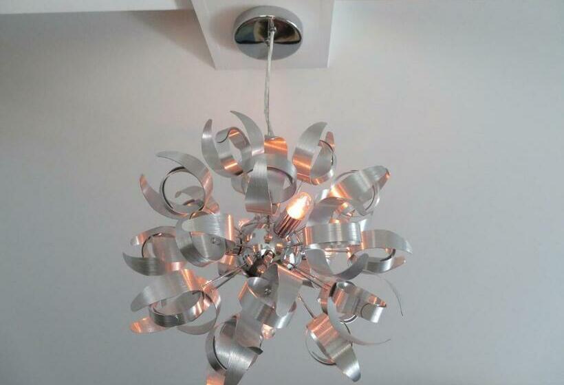 Hostel Devil S Lake Inn And Devil S Lake Inn Too