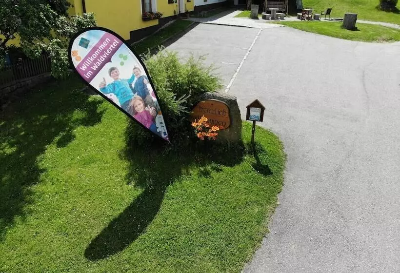 Hotelli Kindererlebnis  Und Biobauernhof Hipp Bruckner