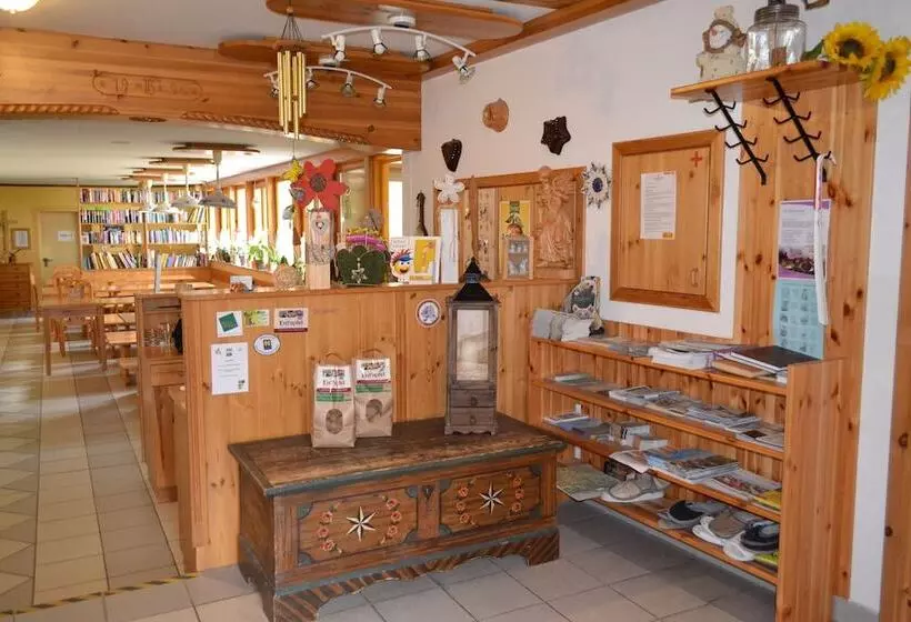 Hotelli Kindererlebnis  Und Biobauernhof Hipp Bruckner