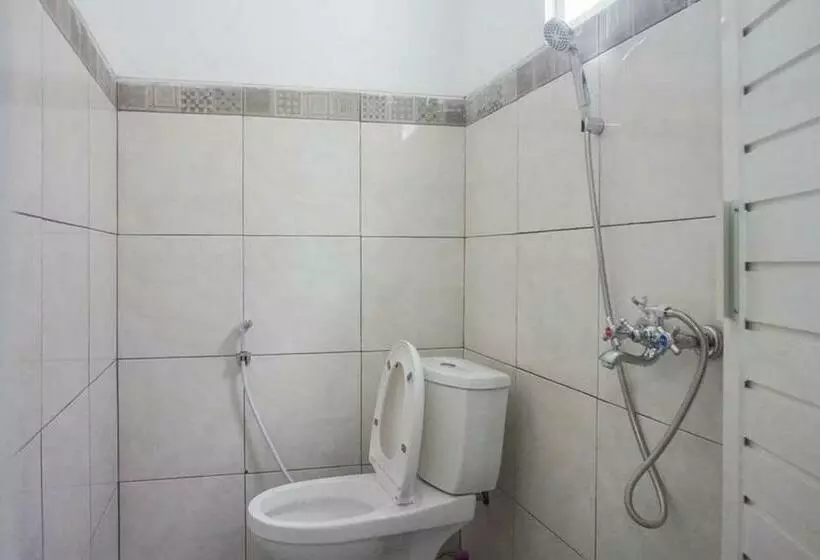 ホテル Reddoorz Plus Near Taman Rekreasi Selecta 2