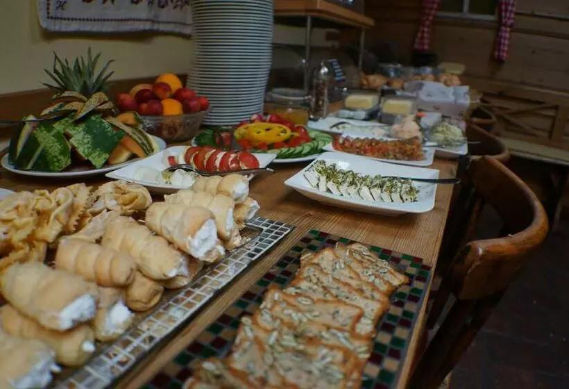 Aamiaismajoitus (B&B) Weingut Buschenschank Schneiderannerl