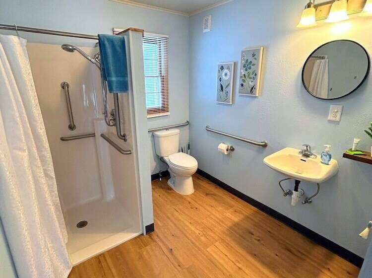 Hillcrest Inn & Motel