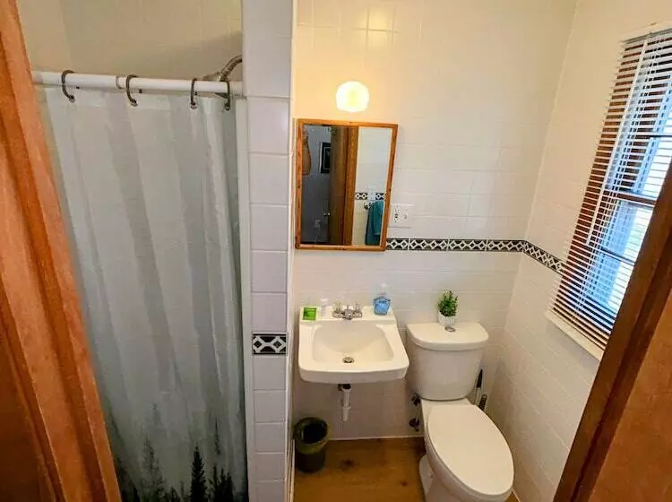 Hillcrest Inn & Motel