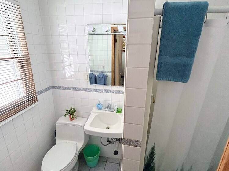 Hillcrest Inn & Motel