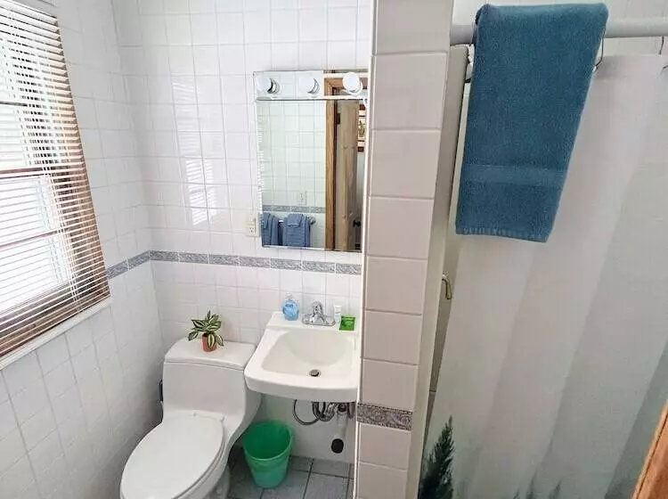 Hillcrest Inn & Motel