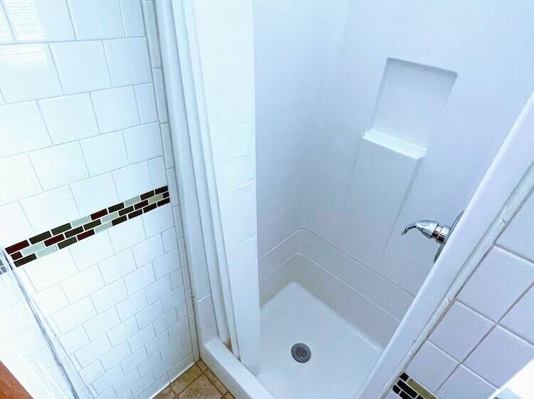 Hillcrest Inn & Motel