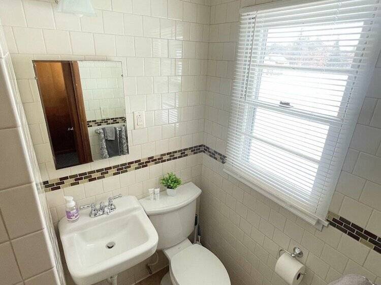 Hillcrest Inn & Motel