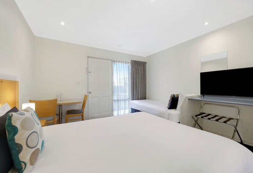 Hamilton Townhouse Motel