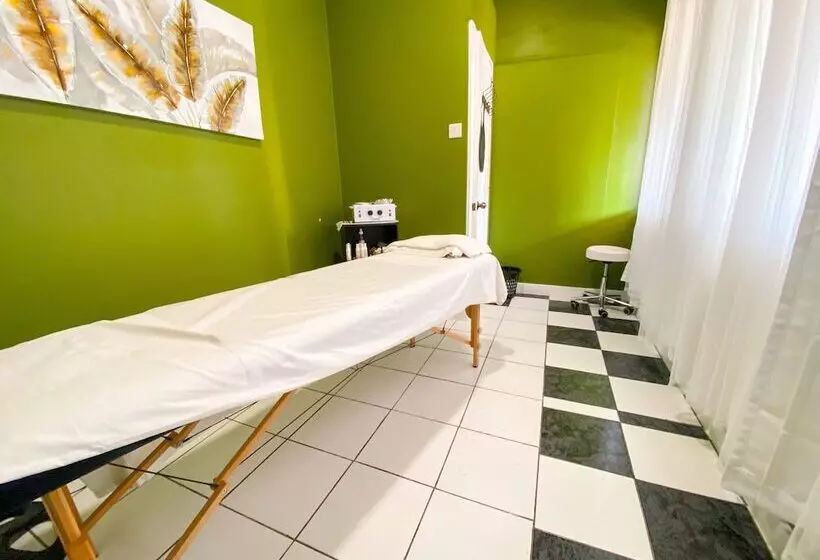 هتل Point Salines