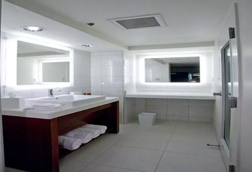 هتل Bally S Evansville Casino &