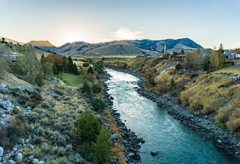 فندق Absaroka Lodge