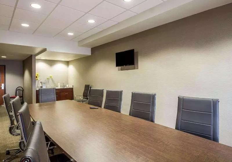 Отель Comfort Suites Redding  Shasta Lake