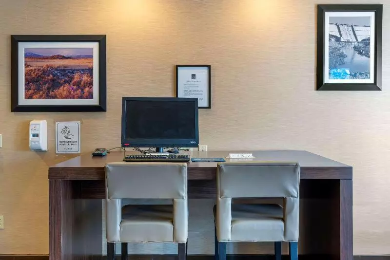 Отель Comfort Suites Redding  Shasta Lake