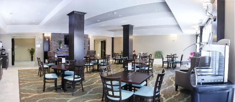 فندق Holiday Inn Express Fort St John, An Ihg
