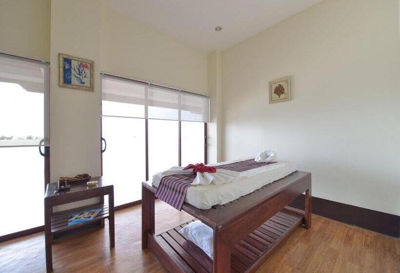 هتل Ngwe Saung Yacht Club & Resort