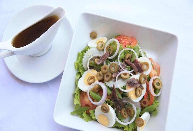 هتل Ngwe Saung Yacht Club & Resort