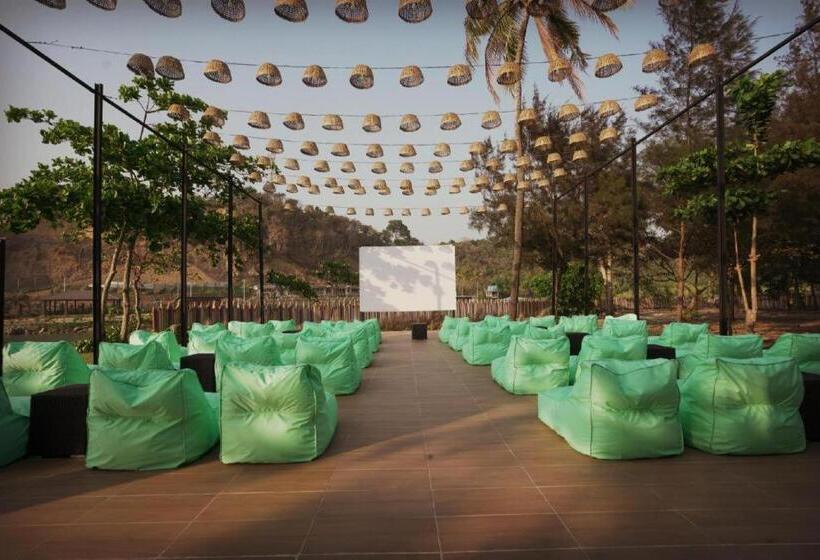 هتل Ngwe Saung Yacht Club & Resort