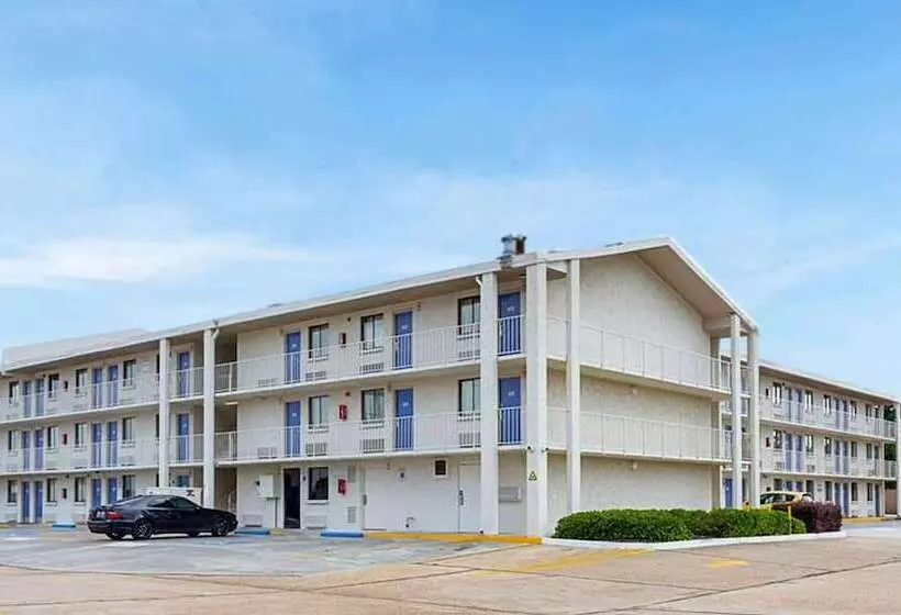 モーテル Super 6 Inn & Suites Baton Rouge