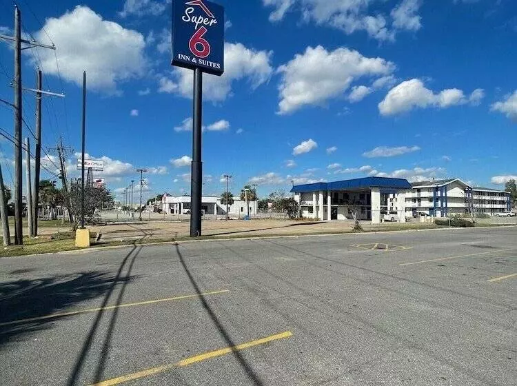 モーテル Super 6 Inn & Suites Baton Rouge