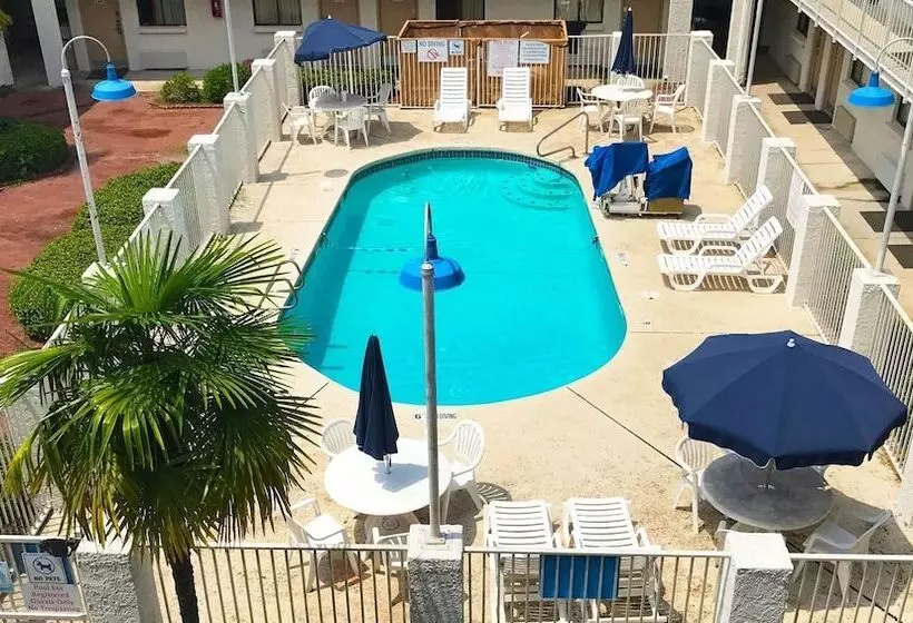 モーテル Super 6 Inn & Suites Baton Rouge