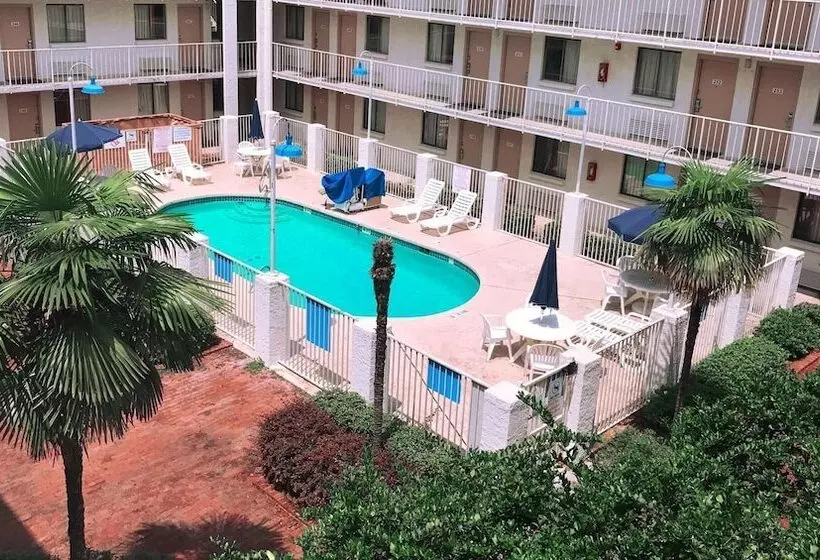 モーテル Super 6 Inn & Suites Baton Rouge