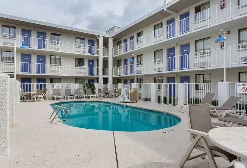 モーテル Super 6 Inn & Suites Baton Rouge