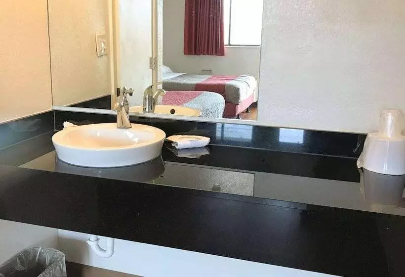 モーテル Super 6 Inn & Suites Baton Rouge