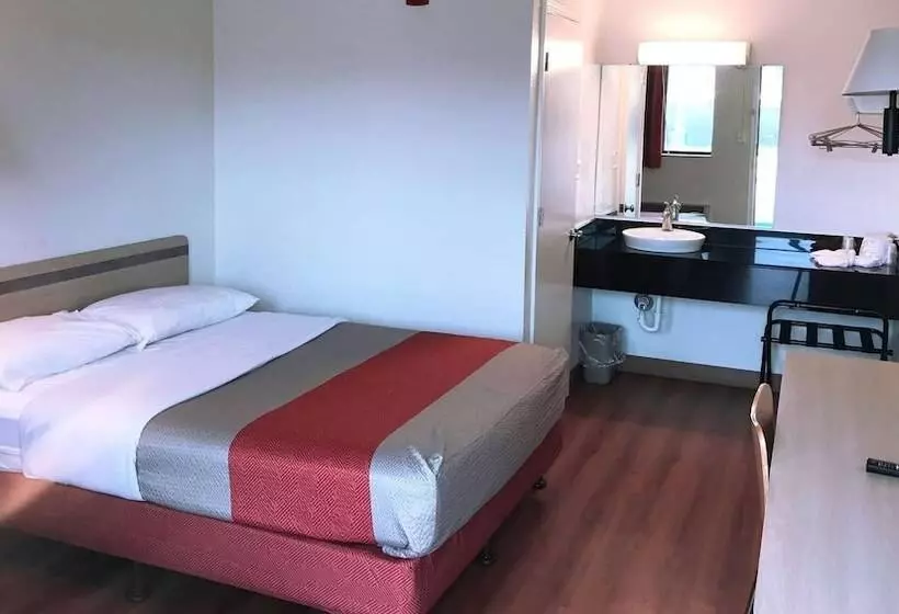 モーテル Super 6 Inn & Suites Baton Rouge
