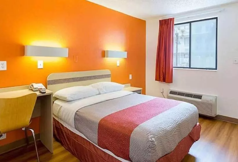 モーテル Super 6 Inn & Suites Baton Rouge