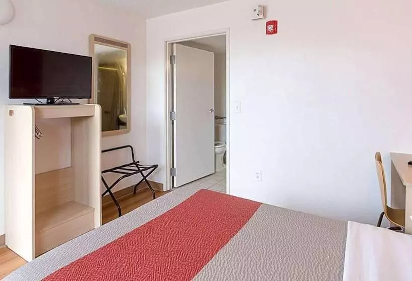 モーテル Super 6 Inn & Suites Baton Rouge