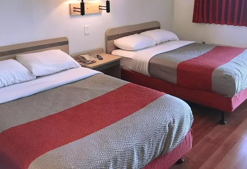 モーテル Super 6 Inn & Suites Baton Rouge