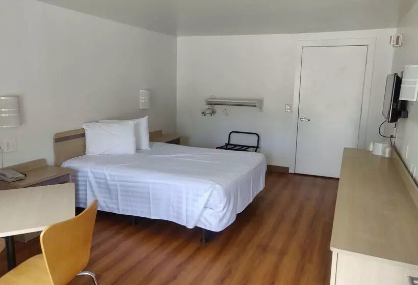 モーテル Travelodge By Wyndham Fayetteville