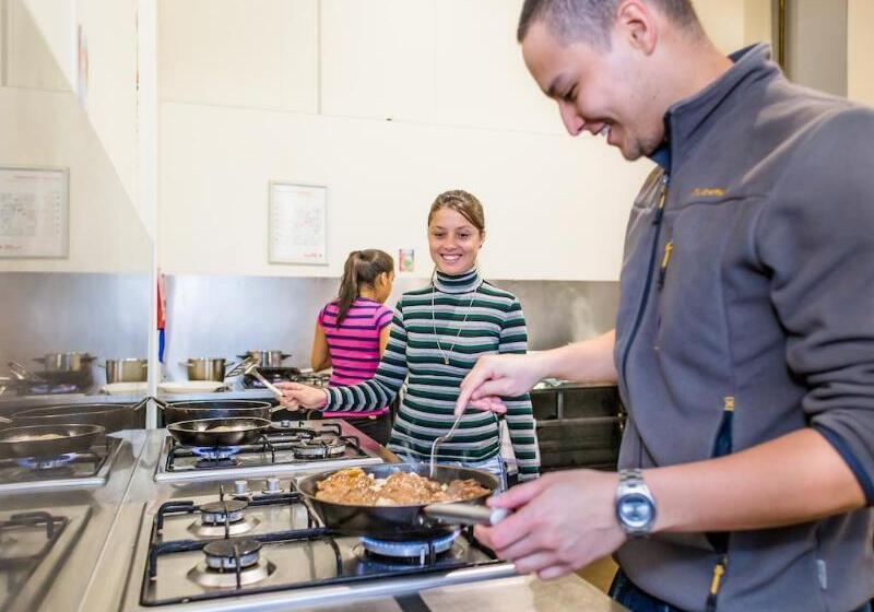 فندق صغير The Village Melbourne