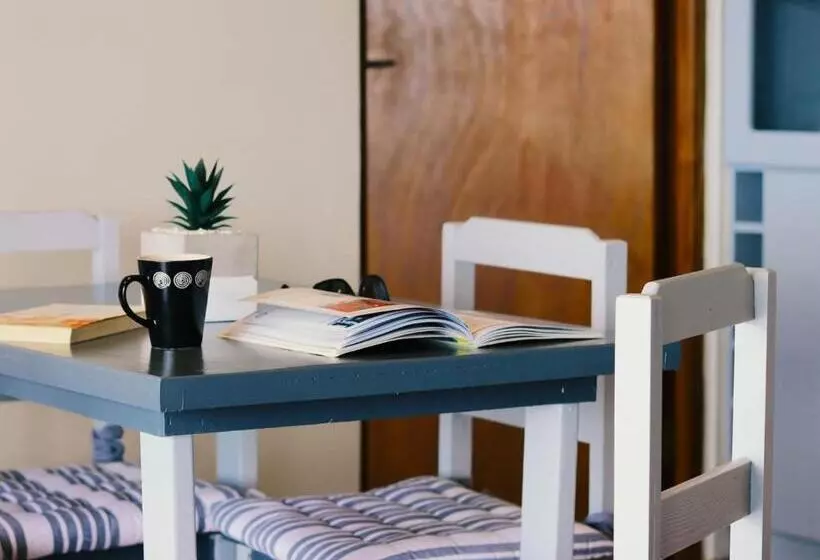 تختخواب و صبحانه Sea Whisper Guest House