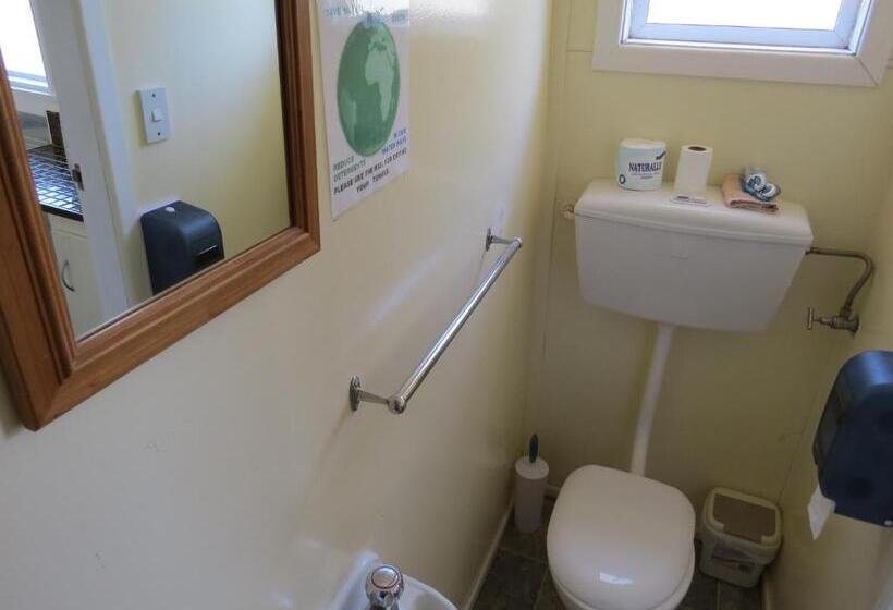 Camellia Court Family Motel