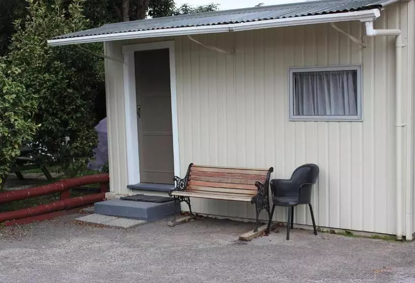 Camellia Court Family Motel