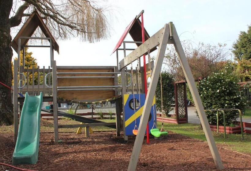 Camellia Court Family Motel