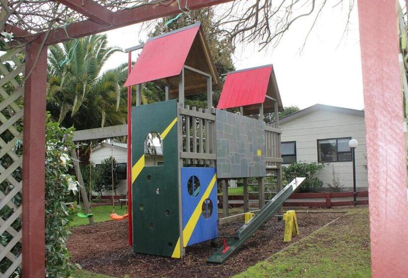 Camellia Court Family Motel