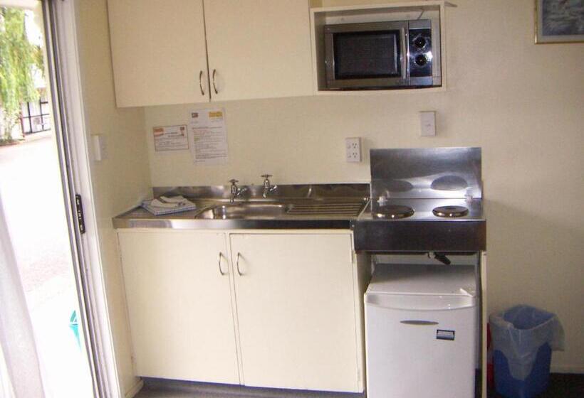 Camellia Court Family Motel