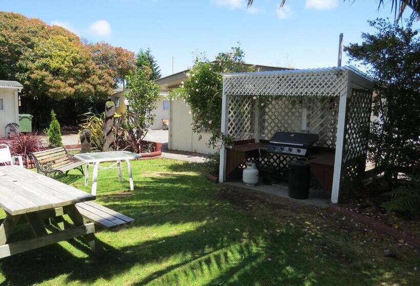 Camellia Court Family Motel