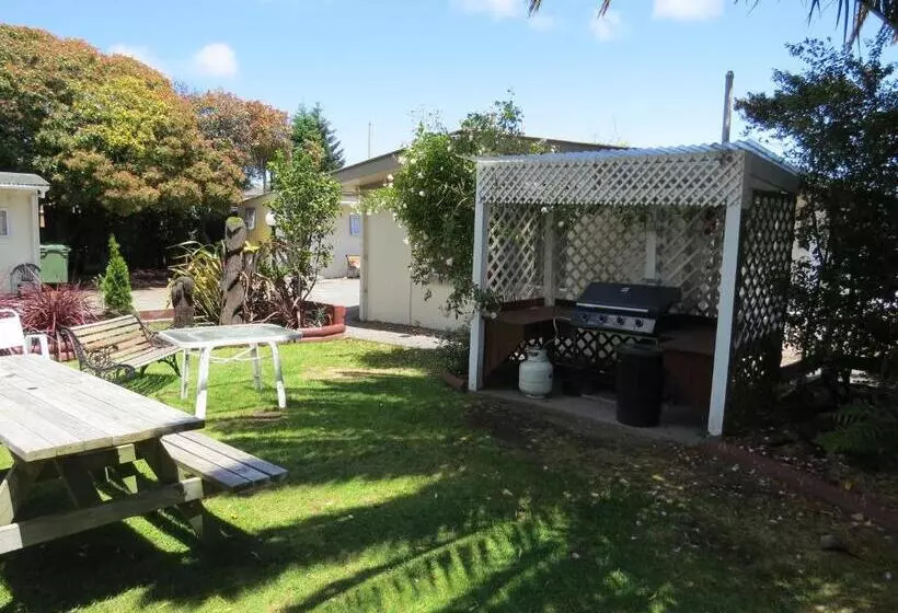 Camellia Court Family Motel