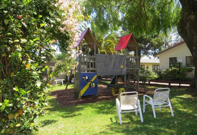 Camellia Court Family Motel