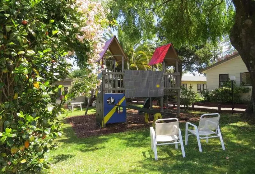 Camellia Court Family Motel
