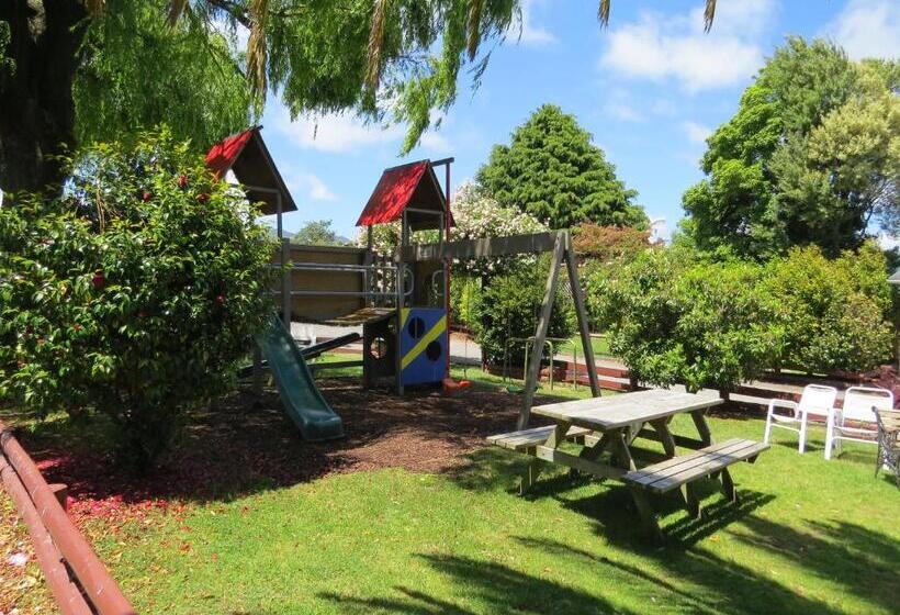 Camellia Court Family Motel